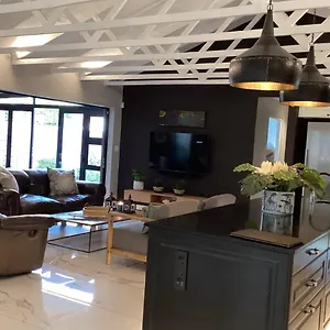 https://villa-lyrique-cape-town.hotels-capetown.com