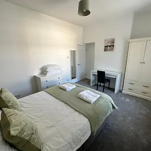 https://4-bed-house-off-norton-village.yorkshirehotels.net